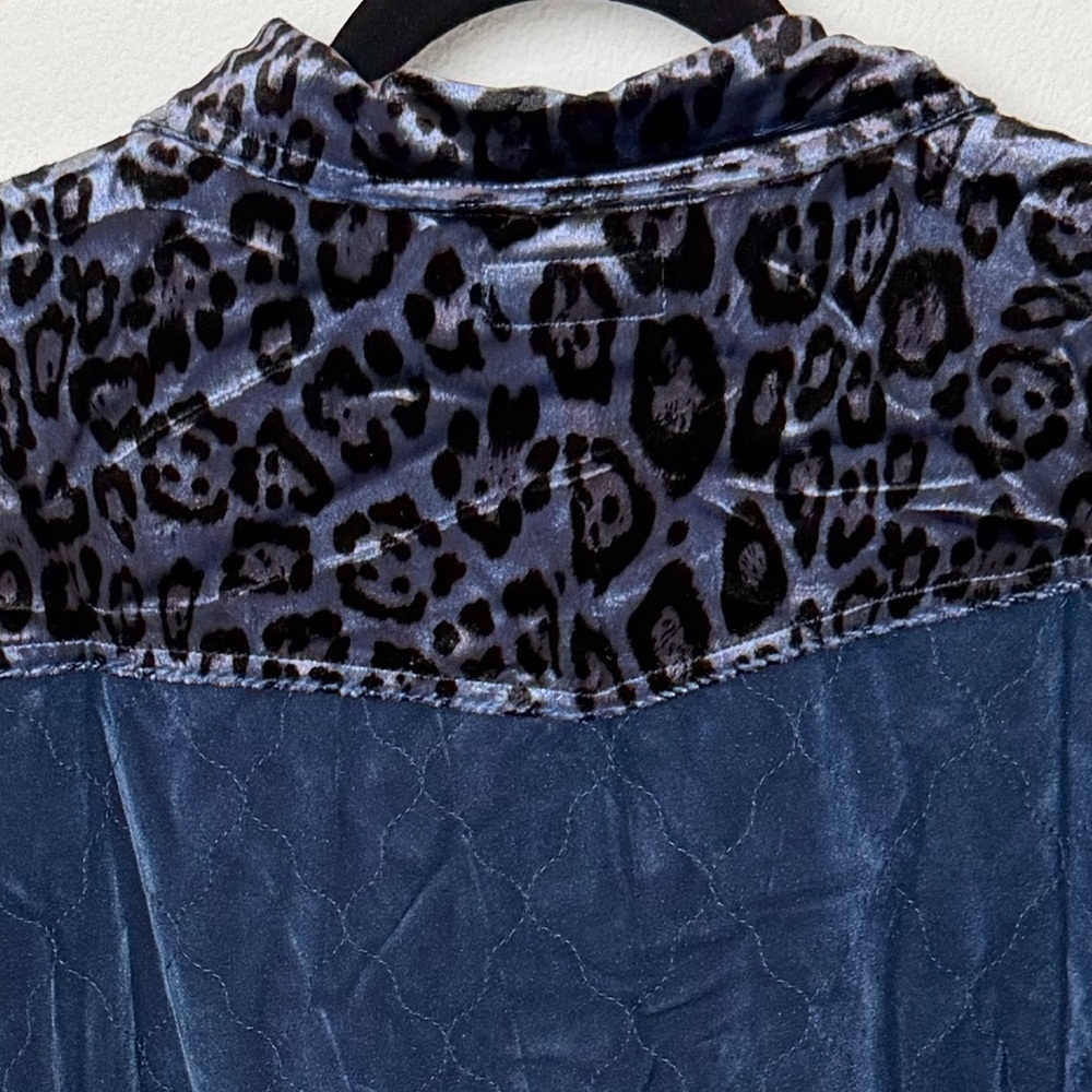Umgee NWT Blue Leopard Quilted Velvet Shacket L Boho Mob Wife Whimsigoth Luxe - Picture 4 of 9